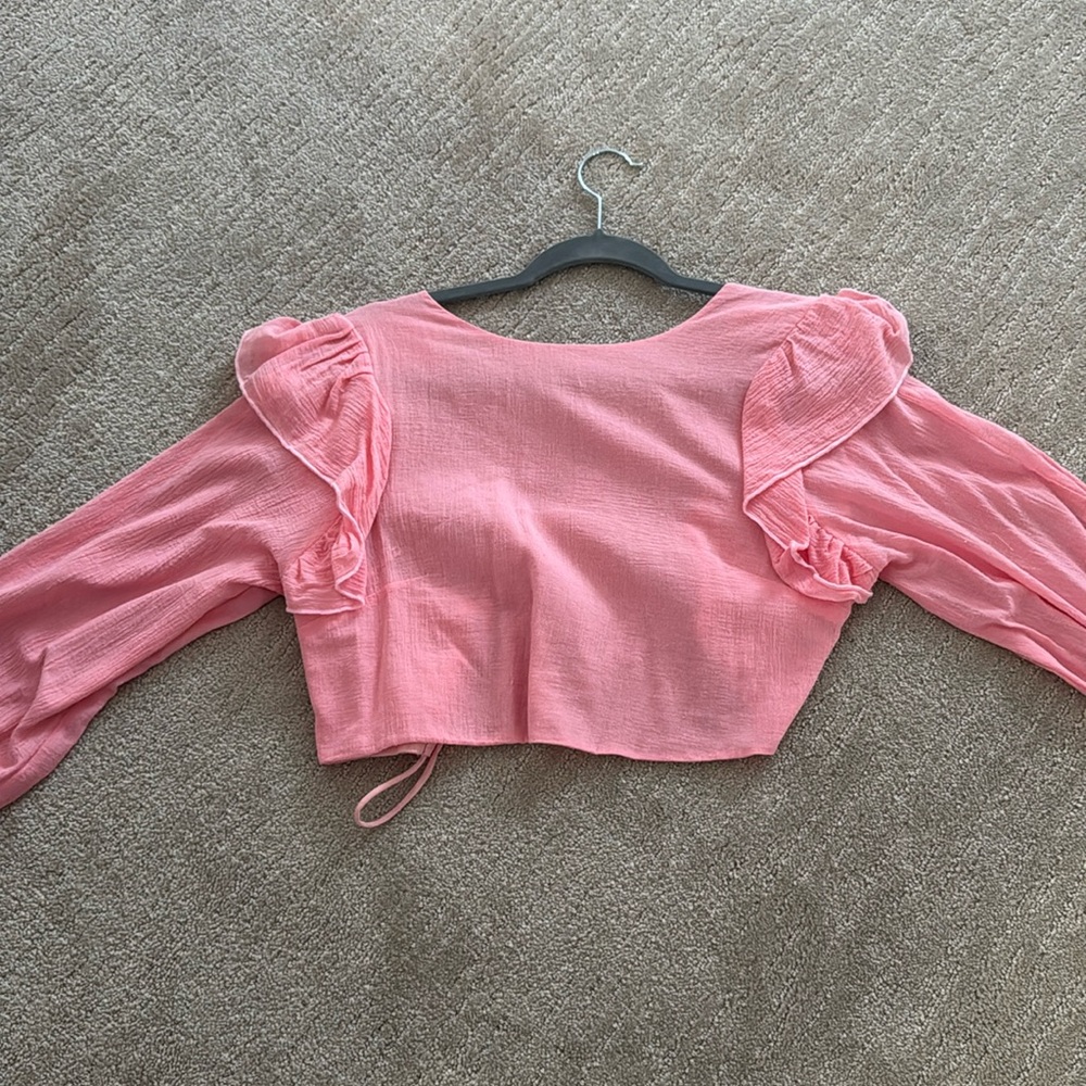 NEVER WORN!! long sleeve, open back pink ruffle top💕